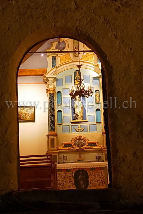 L'intérieur de la chapelle d'Ogoz depuis l'extérieur