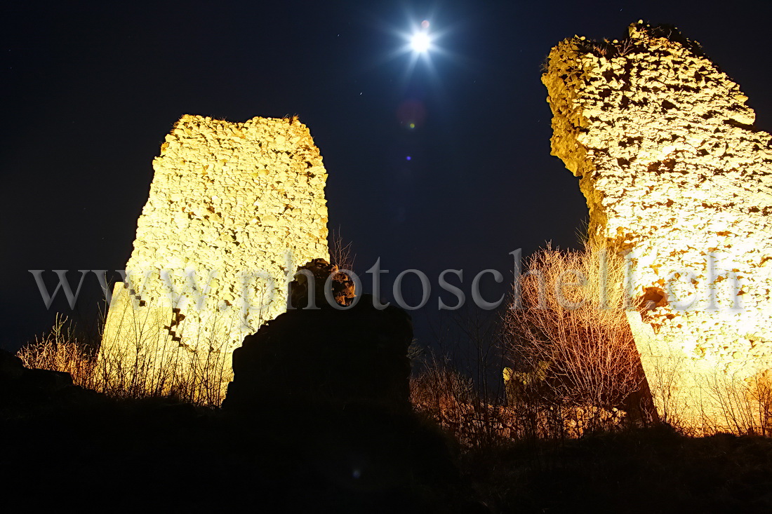 Pleine lune sur les ruines des tours de l\'ile d\'Ogoz