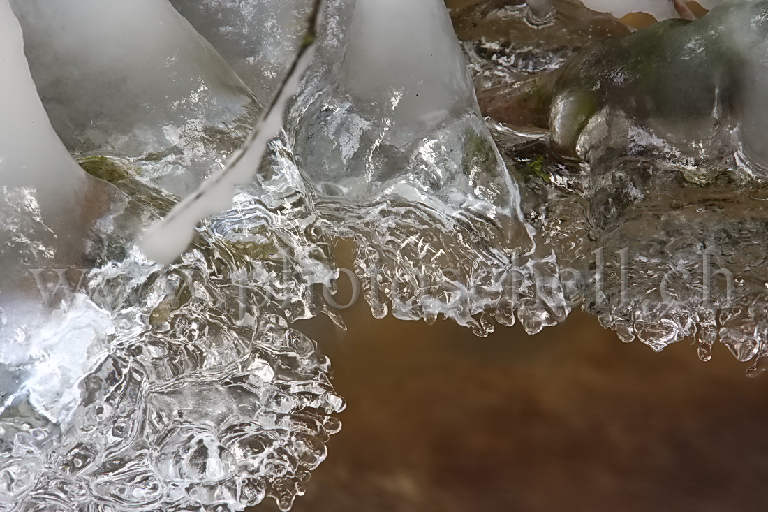 Chutes d'eau et de glace dans le Gerignoz