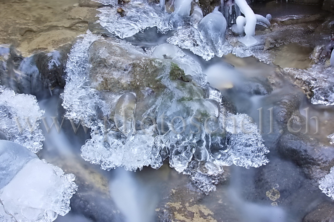 Sculptures de glaces au-dessus du ruisseau