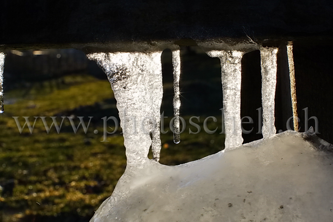 Reflets du soleil dans une stalagmite de glace