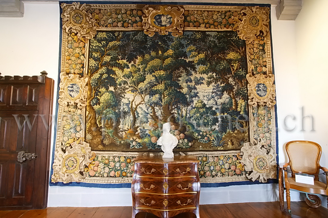 Le chateau de Gruyères, buste et tapisserie