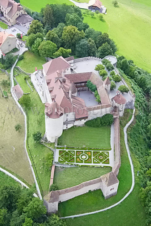 Le jardin et le château de Gruyères