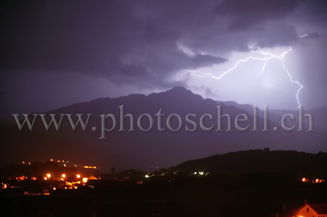 Orage sur les montagnes éclairant la dent de Broc