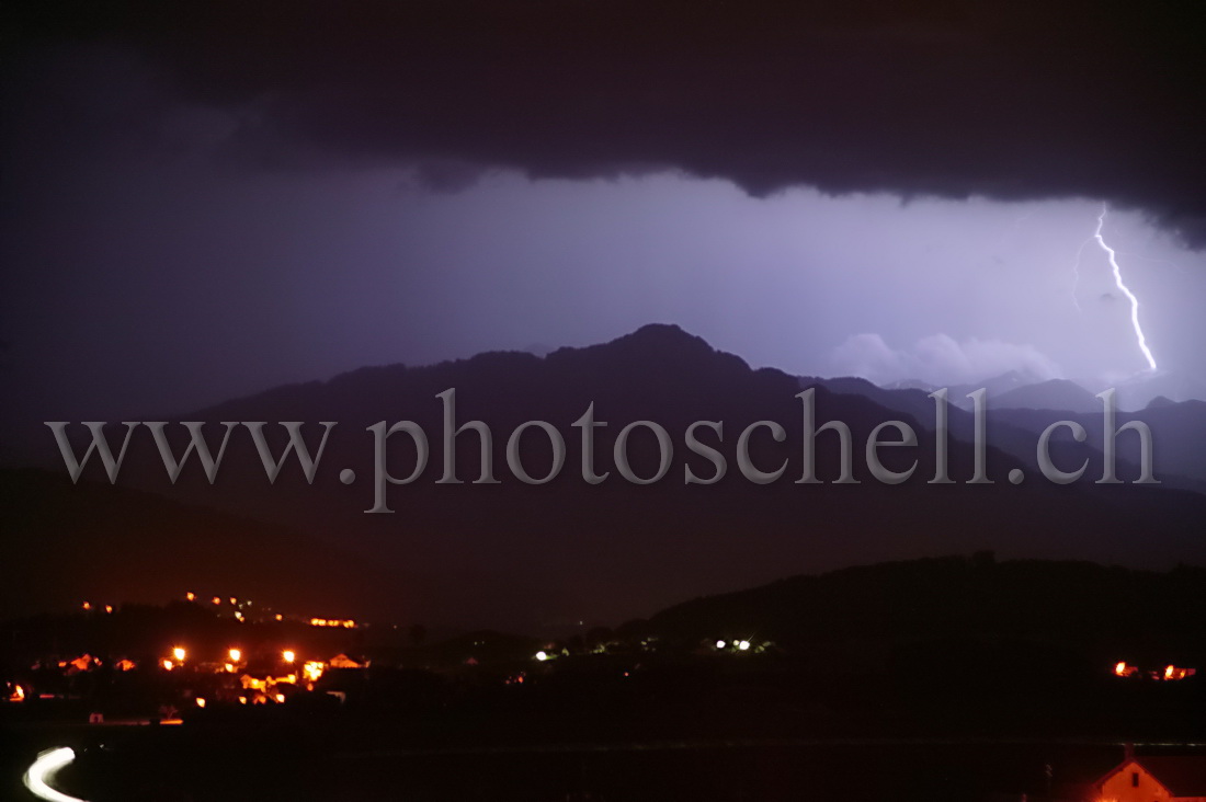 Orage sur les montagnes éclairant la dent de Broc