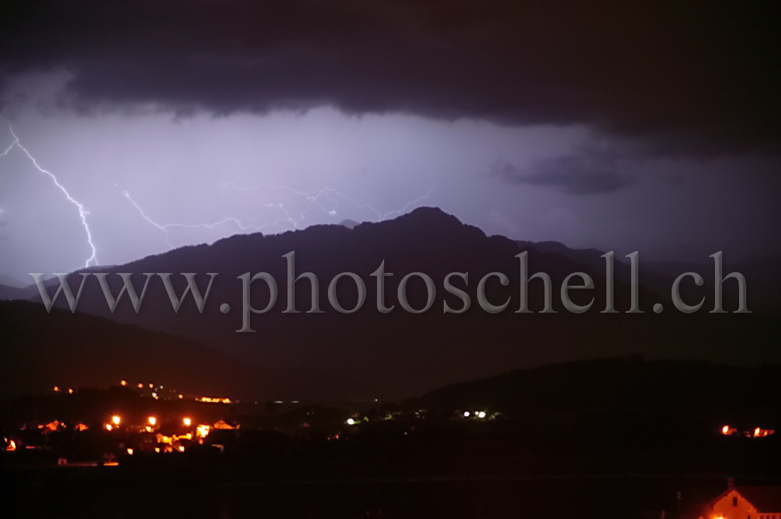 Orage sur les montagnes éclairant la dent de Broc