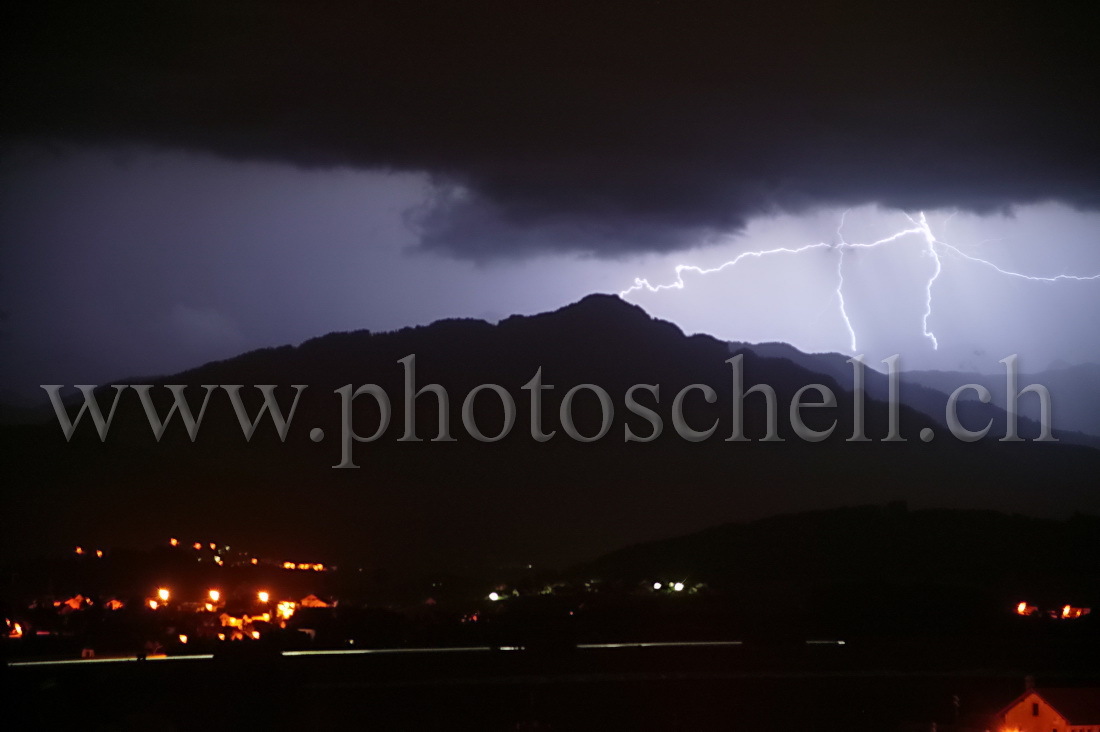 Orage sur les montagnes éclairant la dent de Broc