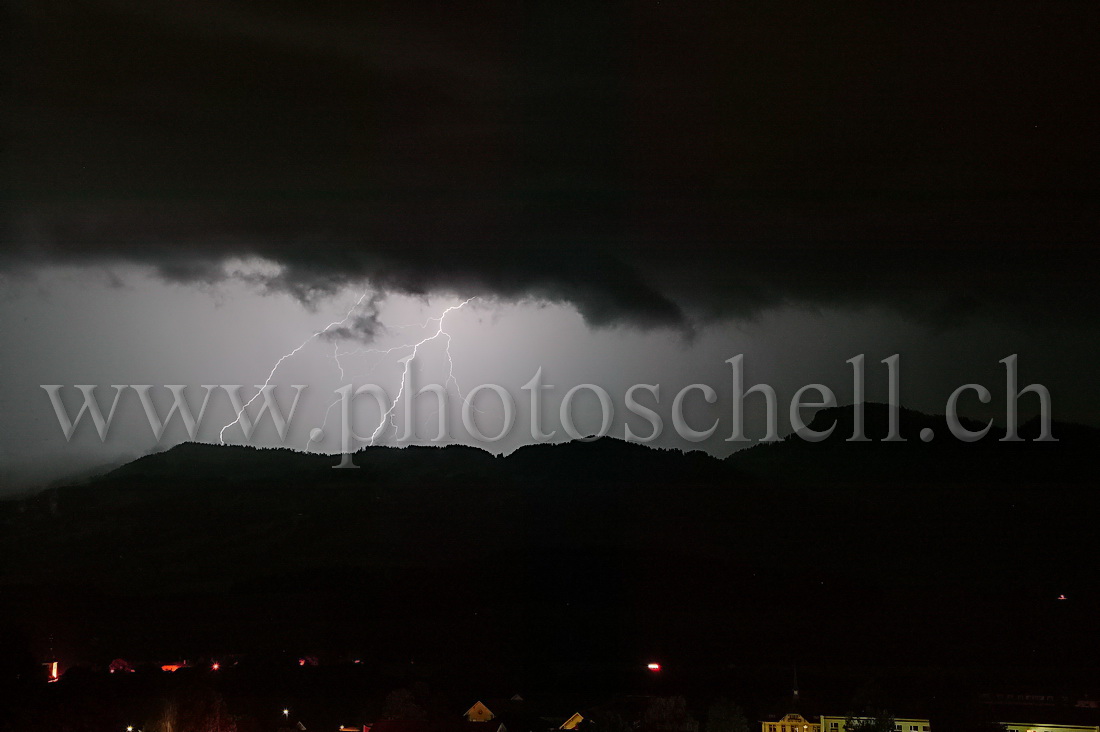 Orage vers La Berra (recadrée)