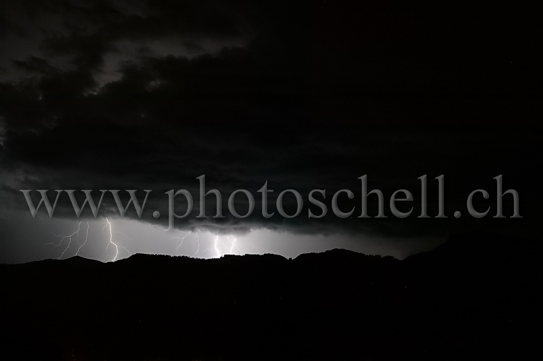 Orage vers La Berra (recadrée)