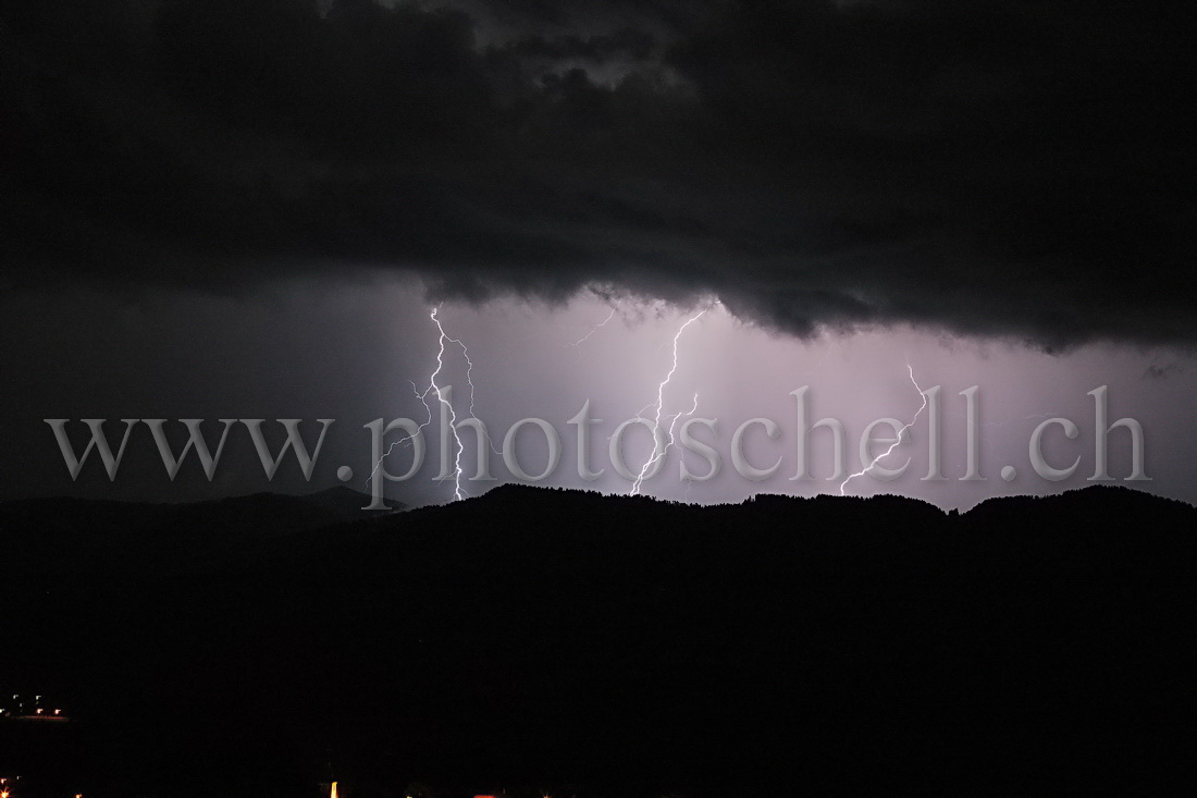 Orage vers La Berra (recadrée)