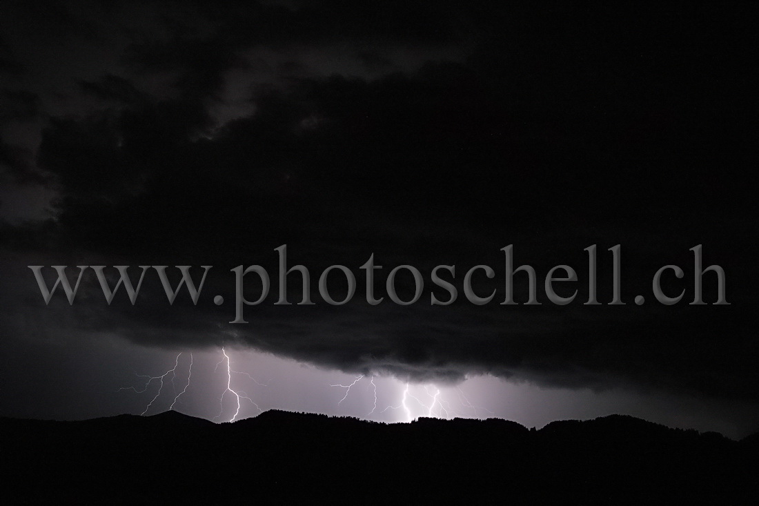 Orage sur les pré-alpes et La Berra (recadrée)