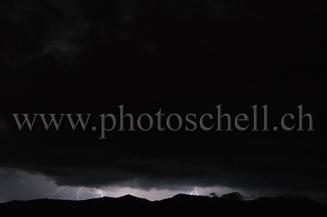 Orage sur les pré-alpes et La Berra (recadrée)