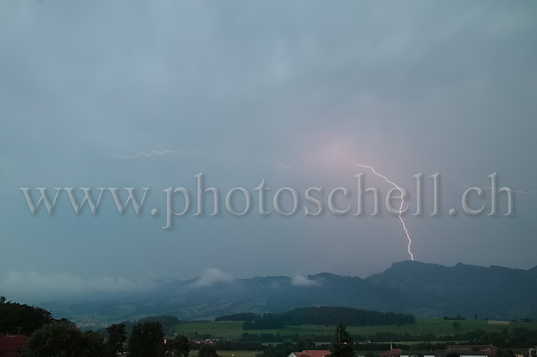 Eclair sur les préalpes fribourgeoises