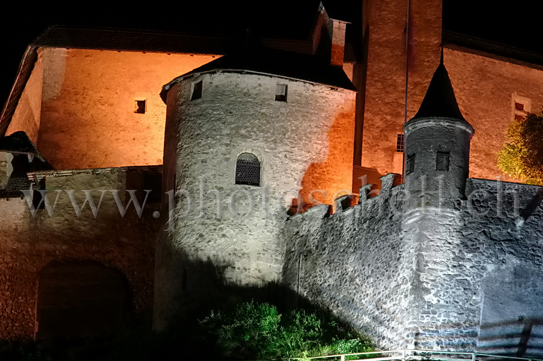 Le Chateau de Gruyere la nuit, zoom sur la tour