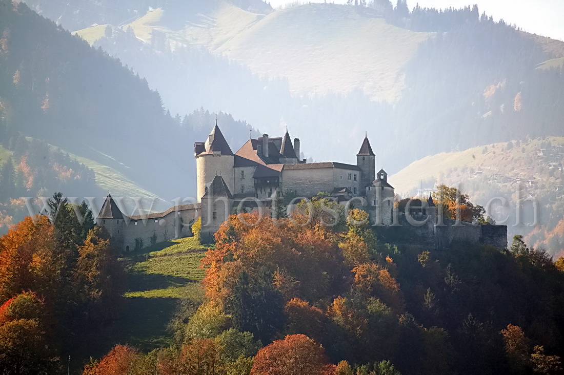 Couleurs automnales sur le chateau de Gruyere