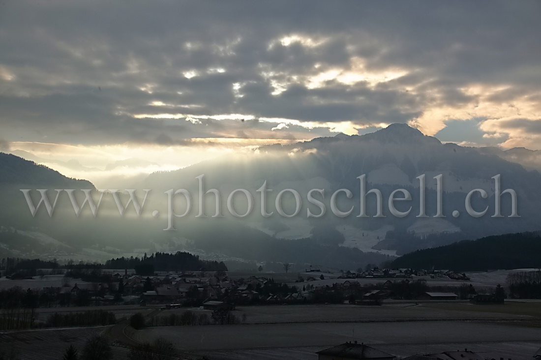 Le soleil filtre sur Echarlens