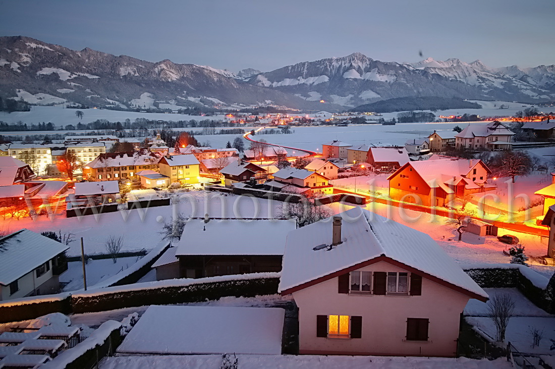 La nuit tombe sur Marsens enneigée