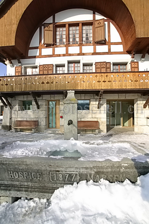 Le ferme de Marsens avec sa fontaine gelée