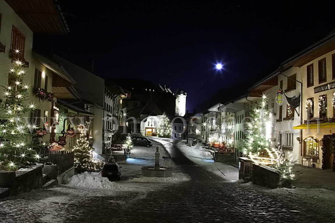 Gruyères enneigé sous la lune