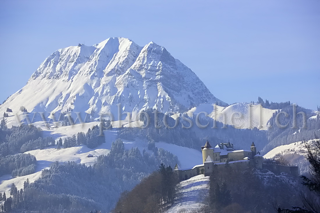 Le chateau de Gruyère et le Moléson