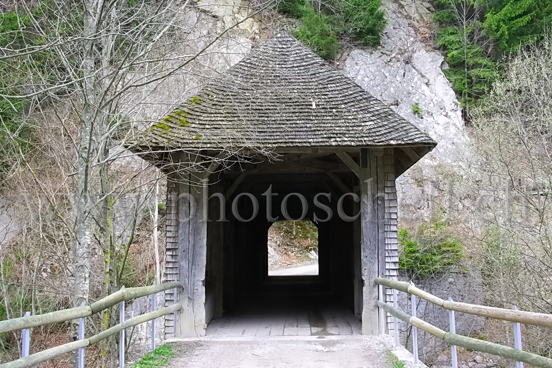 Vue traversante du Pont qui Branle