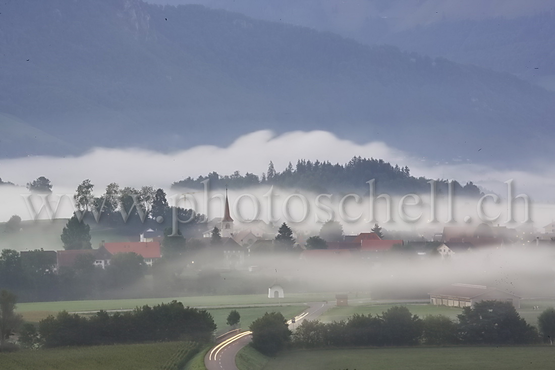 Echarlens dans la brume matinale