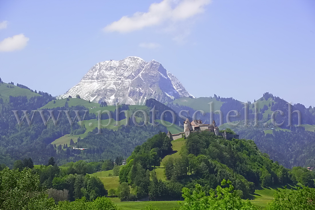 Le château de Gruyère et le Moléson - passage d\'un planeur