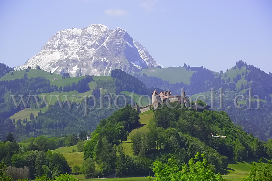 Le château de Gruyère et le Moléson - passage d\'un planeur