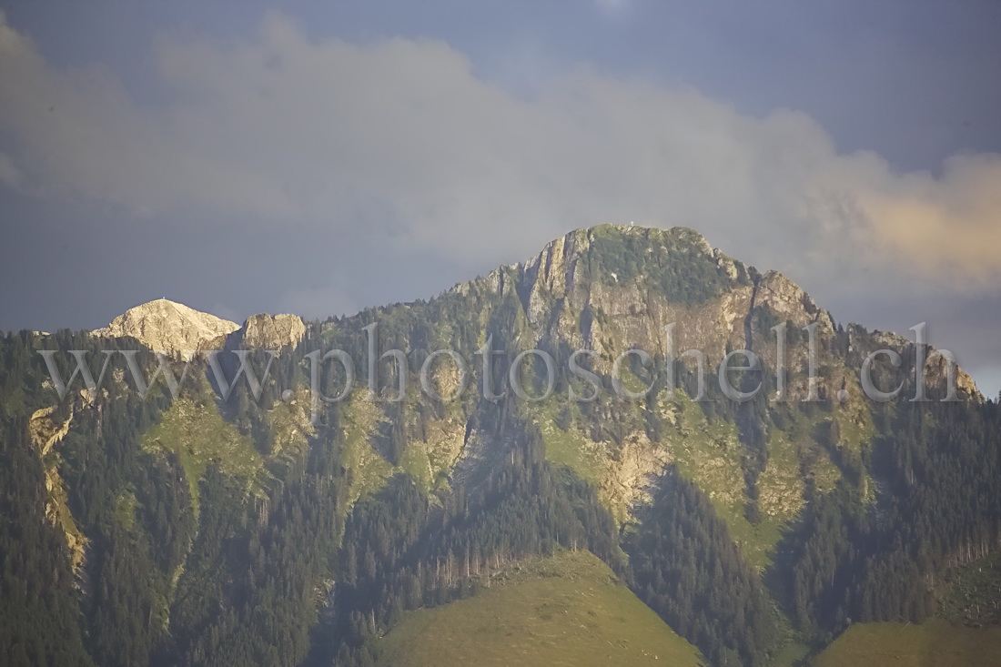 La dent de Broc et le col suivant enneigé en août