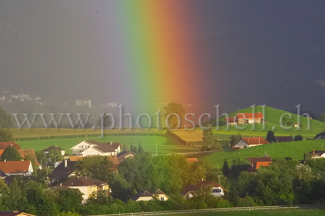 Arc en ciel double sur Echarlens (gros plan)