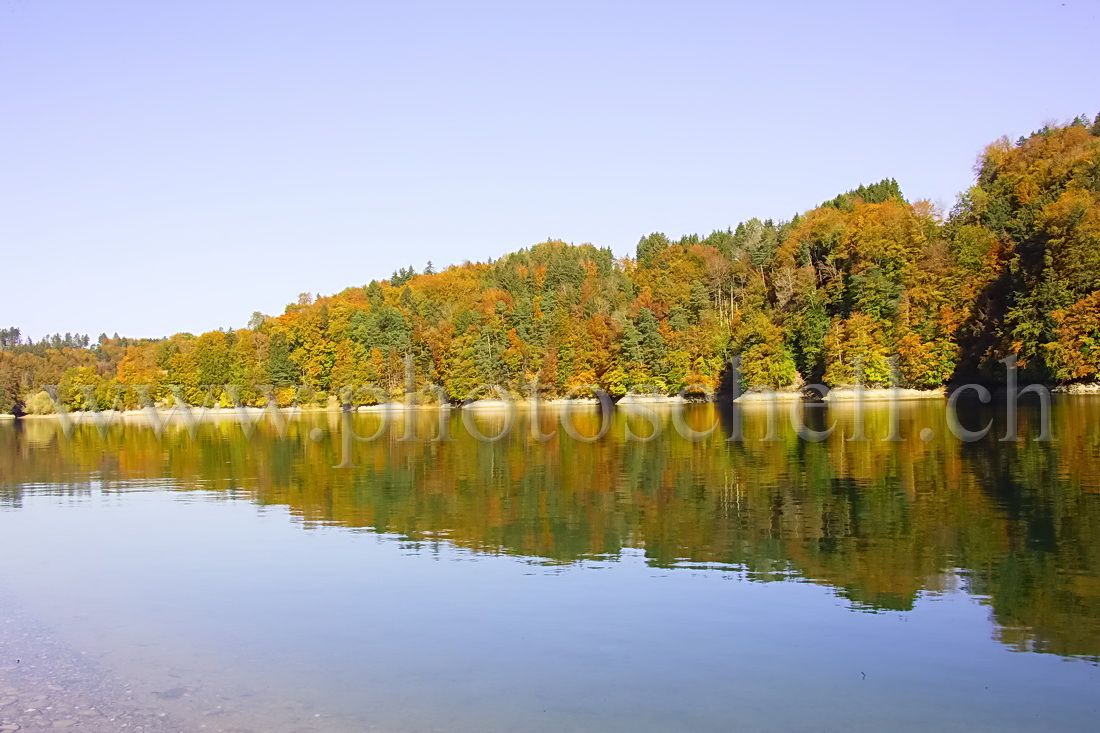 Reflets d\'automne sur le lac de Gruyères