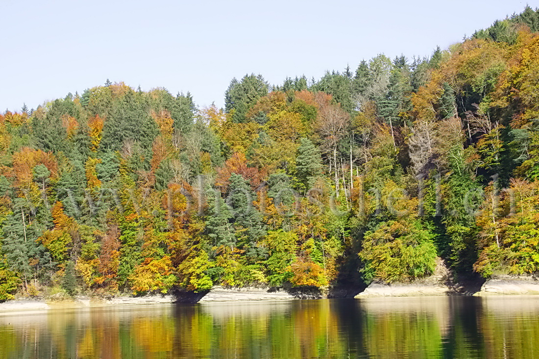 Reflets d\'automne sur le lac de Gruyères