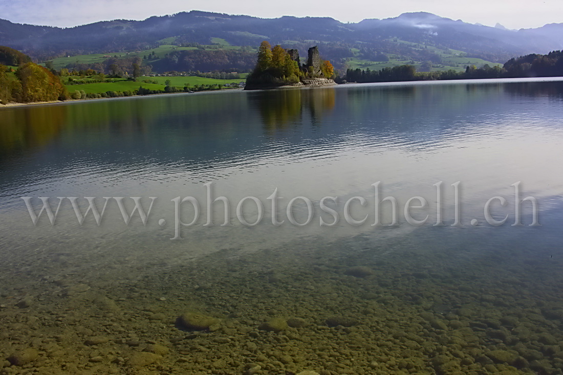 Reflets d\'automne sur le lac de Gruyères et l\'île d\'Ogoz
