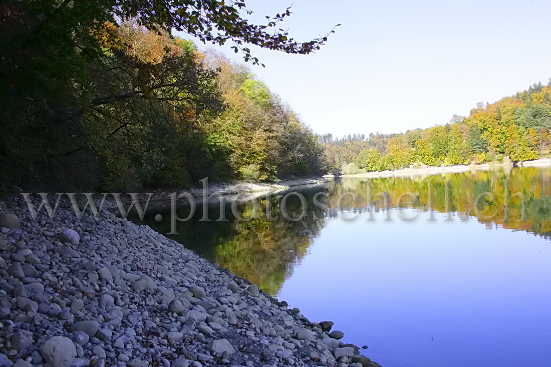 Reflets d\'automne sur le lac de Gruyères