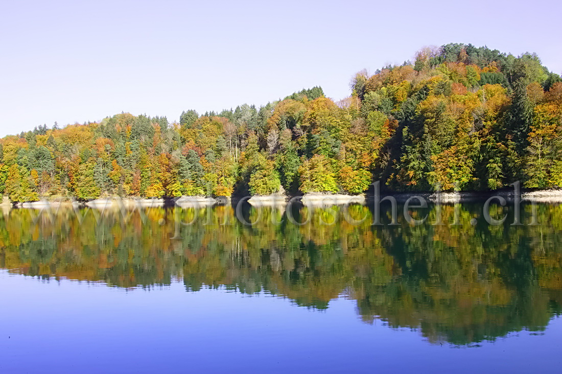 Reflets d\'automne sur le lac de Gruyères