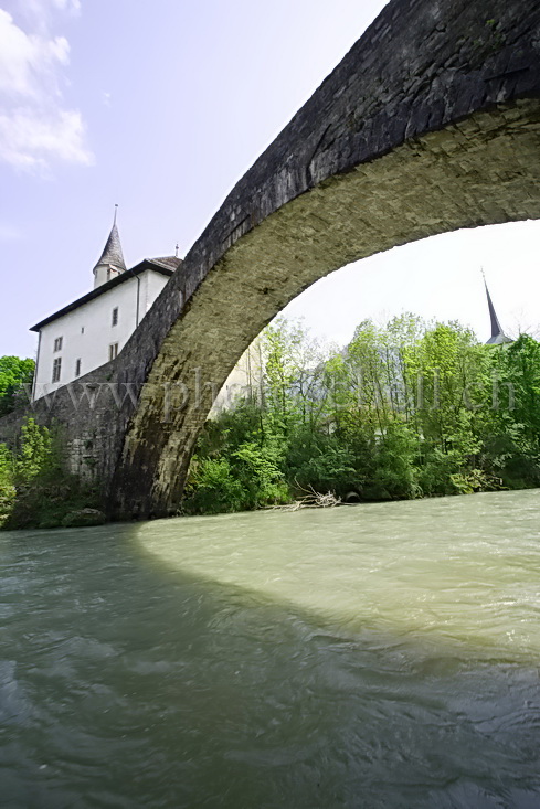 Deux clochers pour un pont de pierre