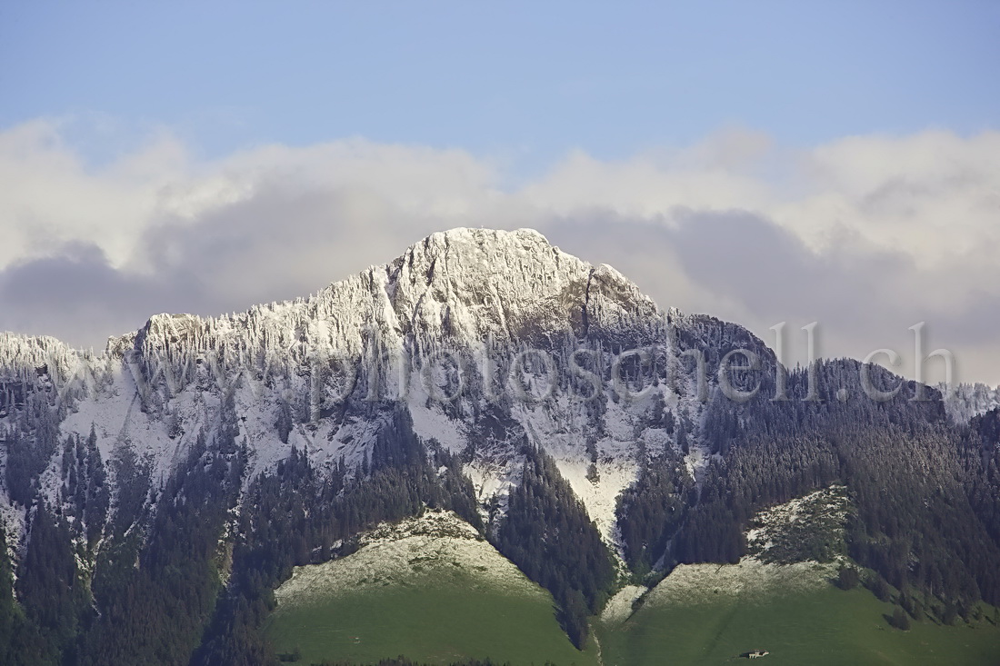 La Dent de Broc enneigée et ensoleillée à la fin mai