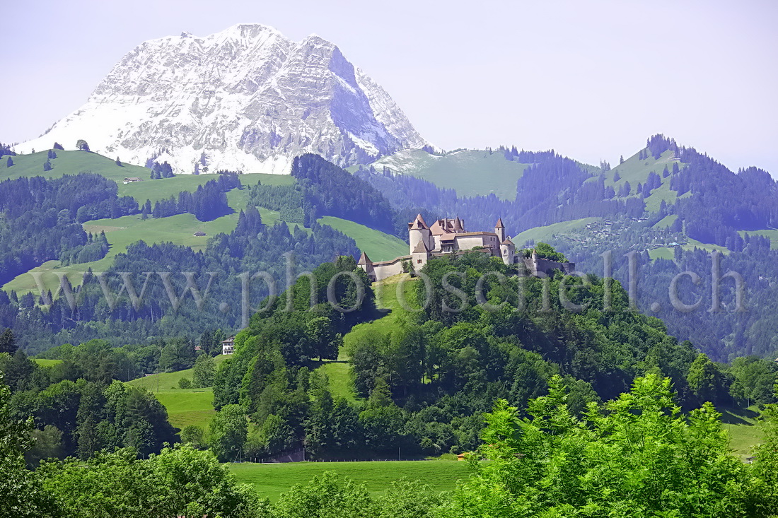 Le Moléson, le château de Gruyère et une étable tavillonée