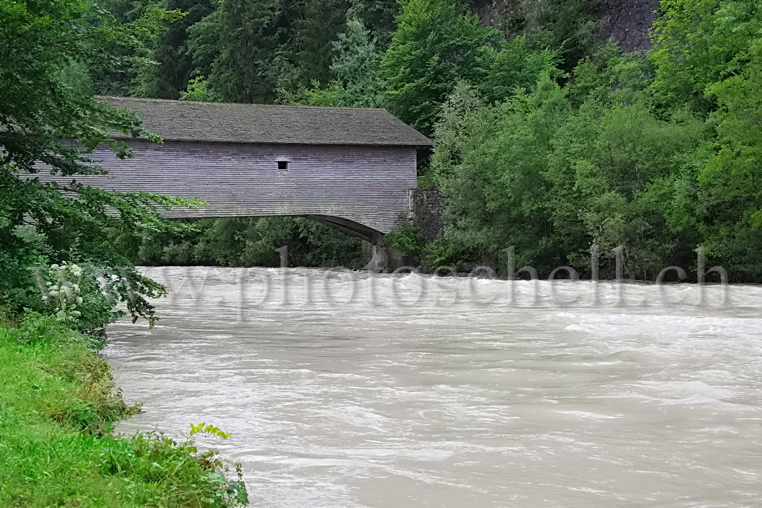 La Sarine en crue sous le pont qui branle