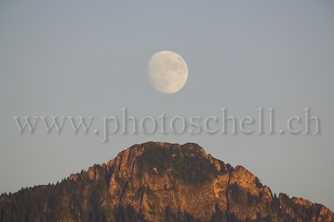 Lever de pleine lune sur la Dent de Broc