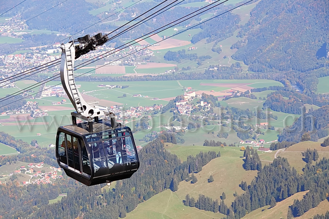 Une nouvelle cabine du téléphérique et Gruyères