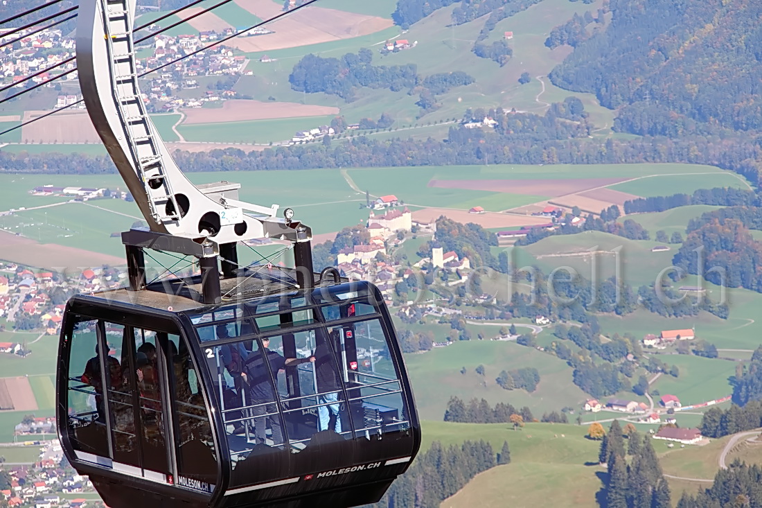 Une nouvelle cabine du téléphérique et Gruyères