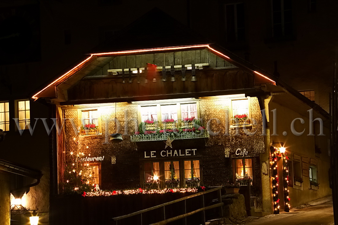 Le restaurant Le Chalet avec son éclairage de Noël