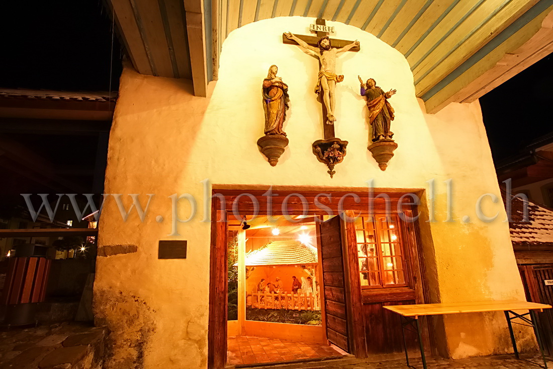 La chapelle de Gruyères avec le petit Jésus à l'intérieur et le g