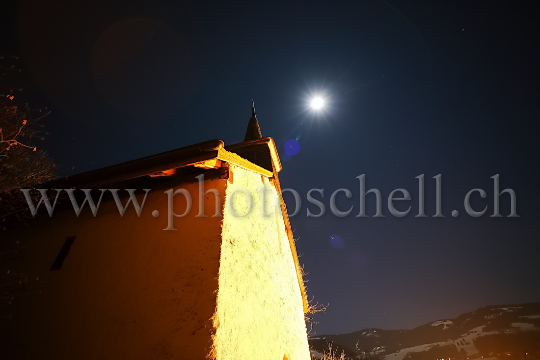 Pleine lune sur la chapelle de l'ile d'Ogoz