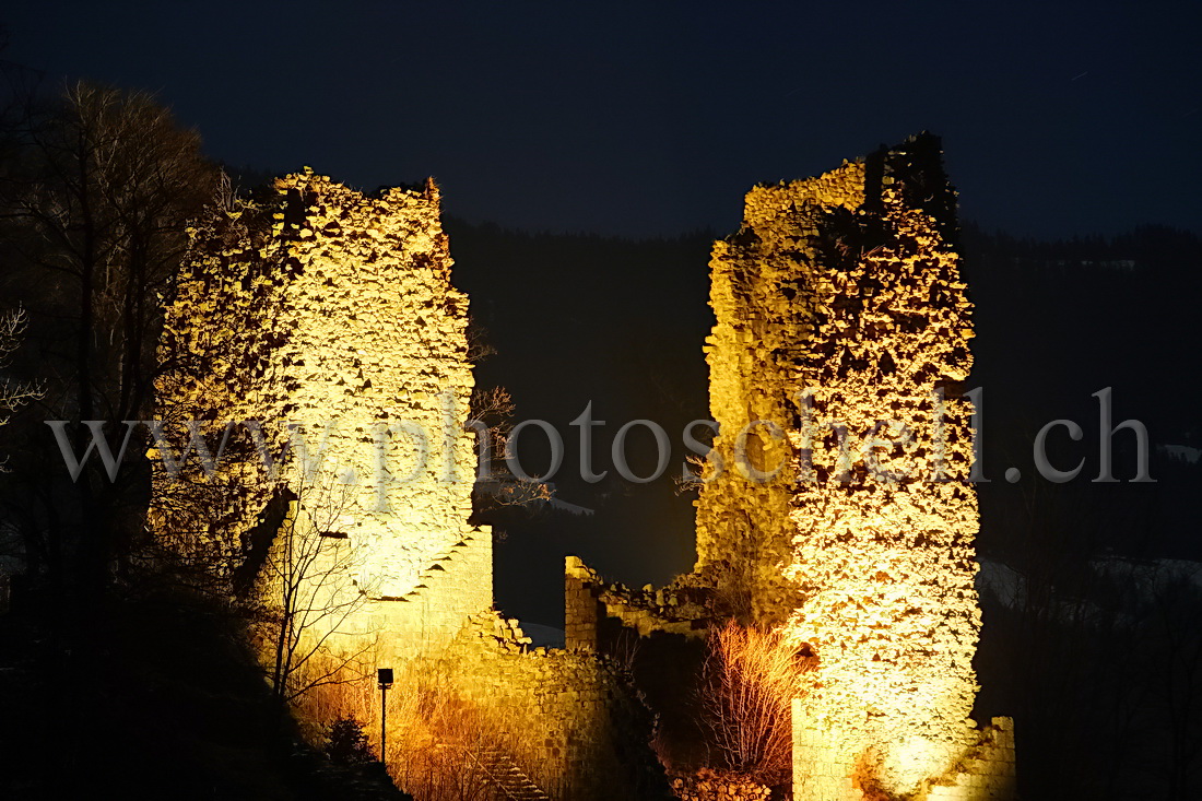 Les ruines des tours de l'ile d'Ogoz