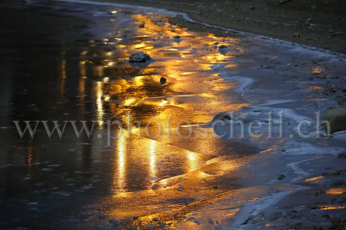 Reflets de la civilisation sur le lac gelé