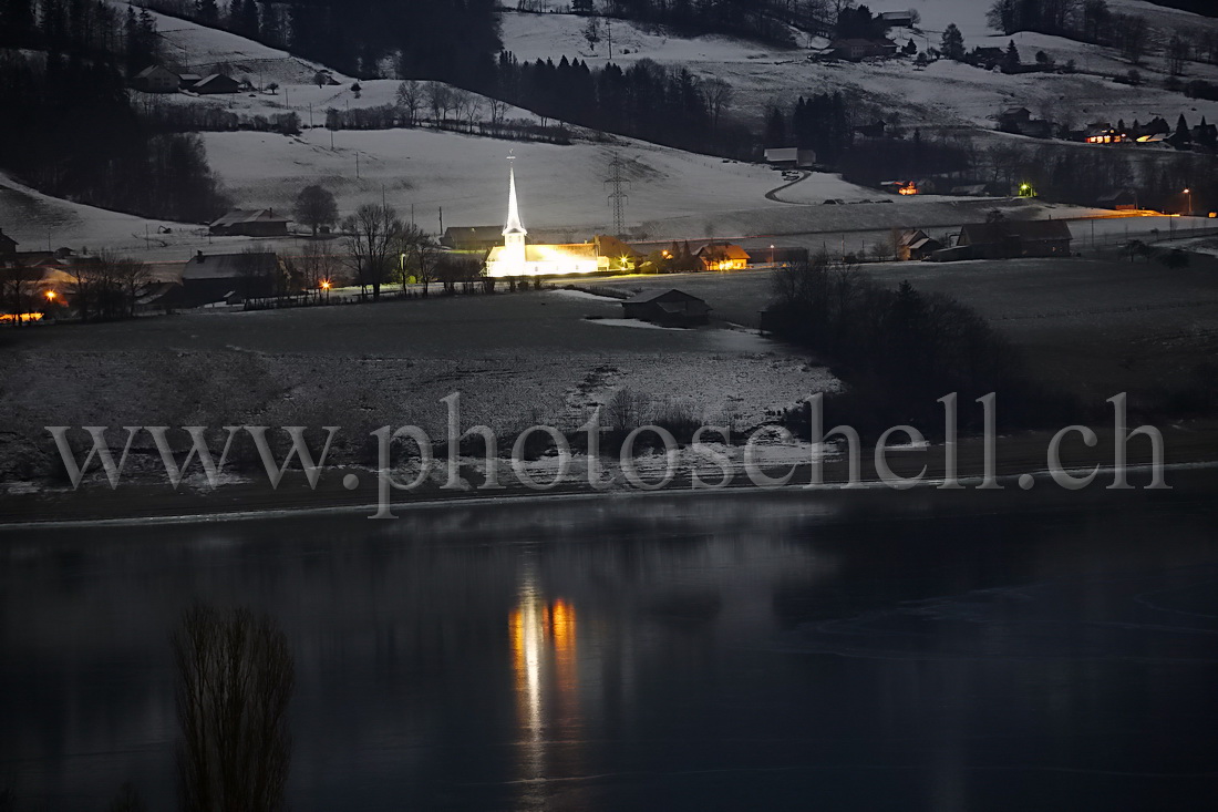 Hauteville, son église et ses reflets dans le lac