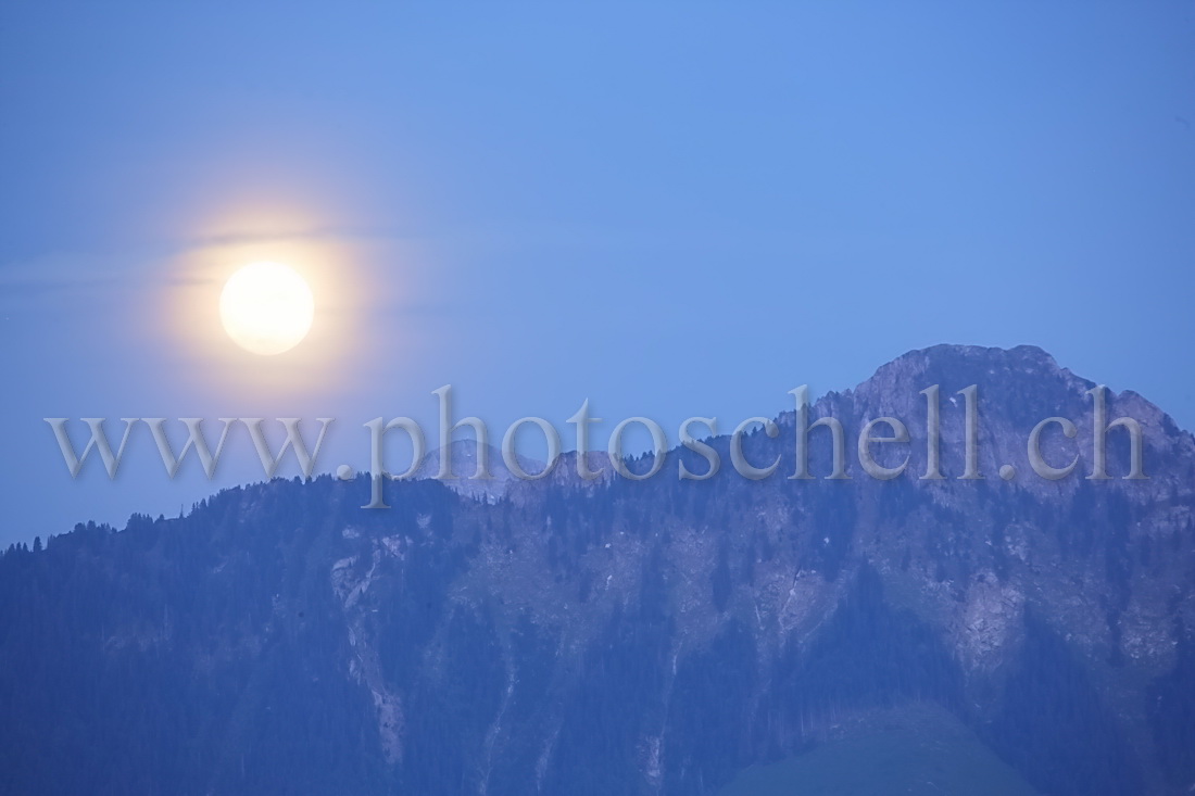 Lever de lune sur la dent de Broc