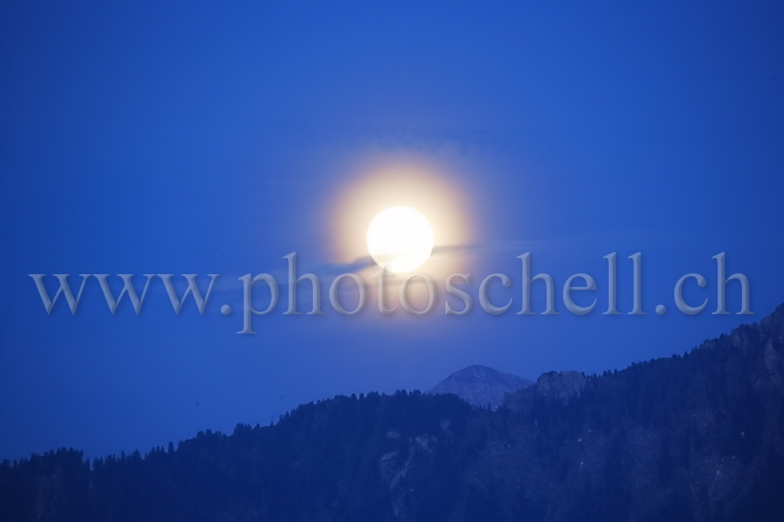 Lever de lune sur la dent de Broc